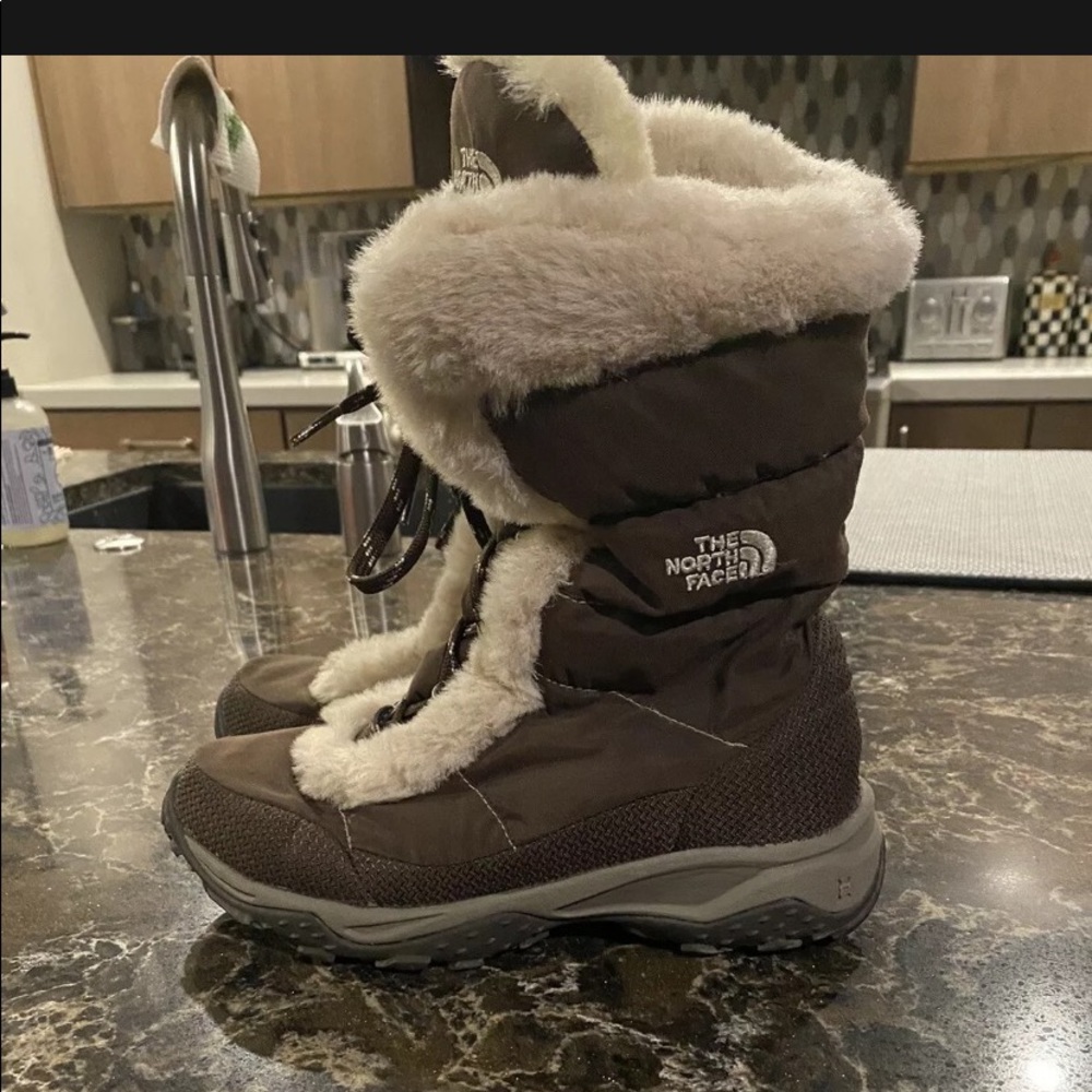 THE NORTH FACE Nuptse Fur Trim Winter Boots - size 7 - very nice condition.